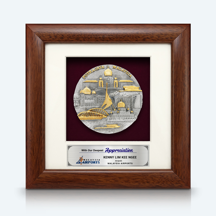 Bingkai Pewter Bersalut Emas dengan ukiran Putrajaya dalam bentuk bulatan, cenderahati mewah dan eksklusif