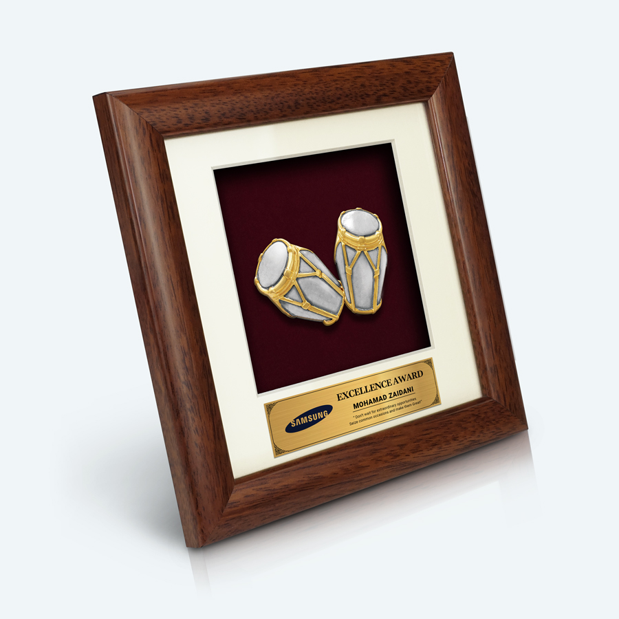 Hadiah korporat premium – bingkai pewter emas dengan reka bentuk gendang tradisional