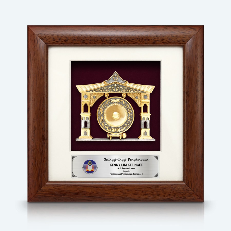 Bingkai pewter bersalut emas dengan reka bentuk gong tradisional yang elegan