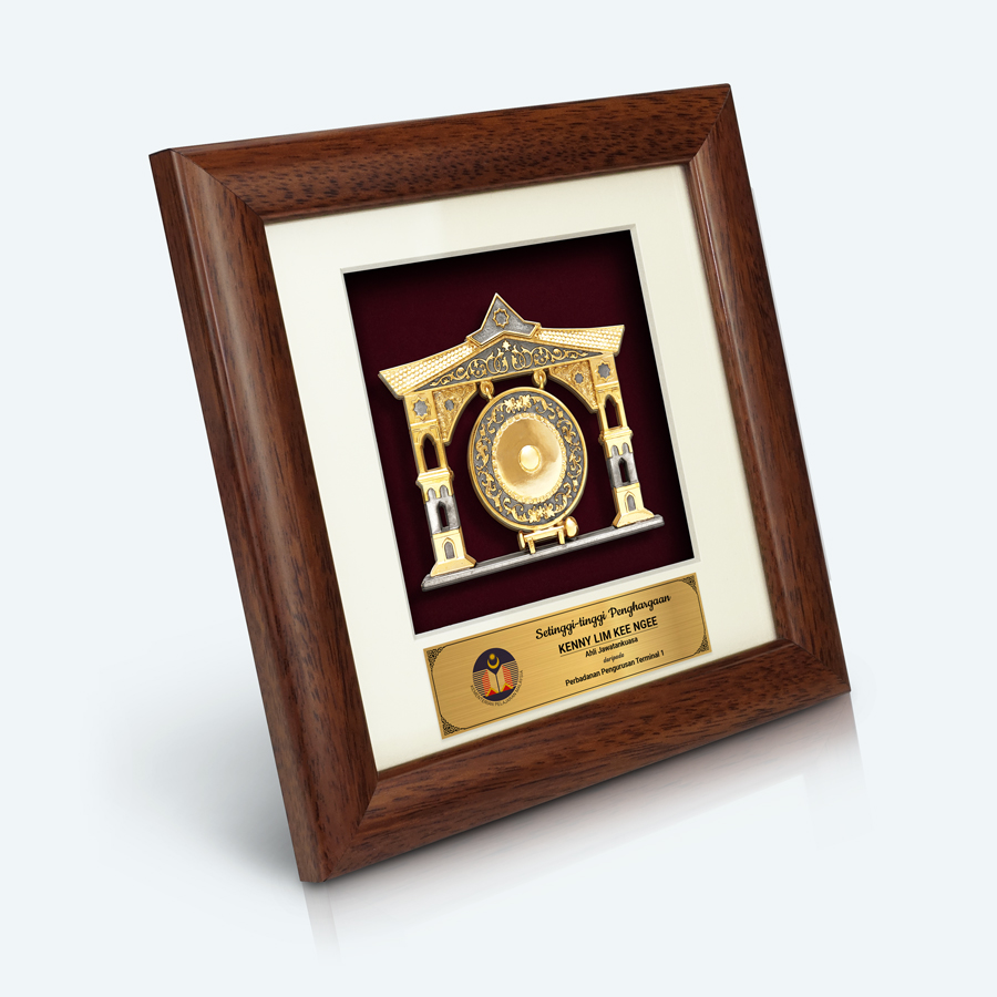 Hadiah korporat premium – bingkai gambar pewter emas dengan motif gong tradisional