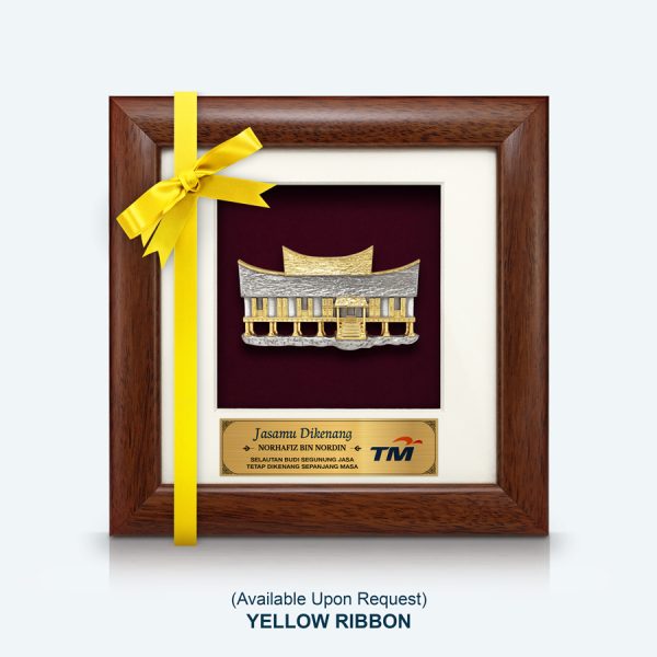Hadiah korporat istimewa – Bingkai Pewter Bersalut Emas dengan ukiran seni bina Rumah Minang