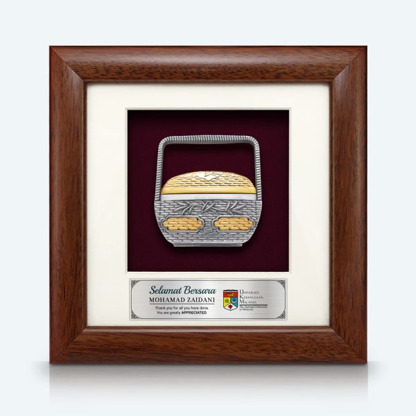 Bingkai solid pewter bersalut emas dengan motif Bakul Sia yang elegan