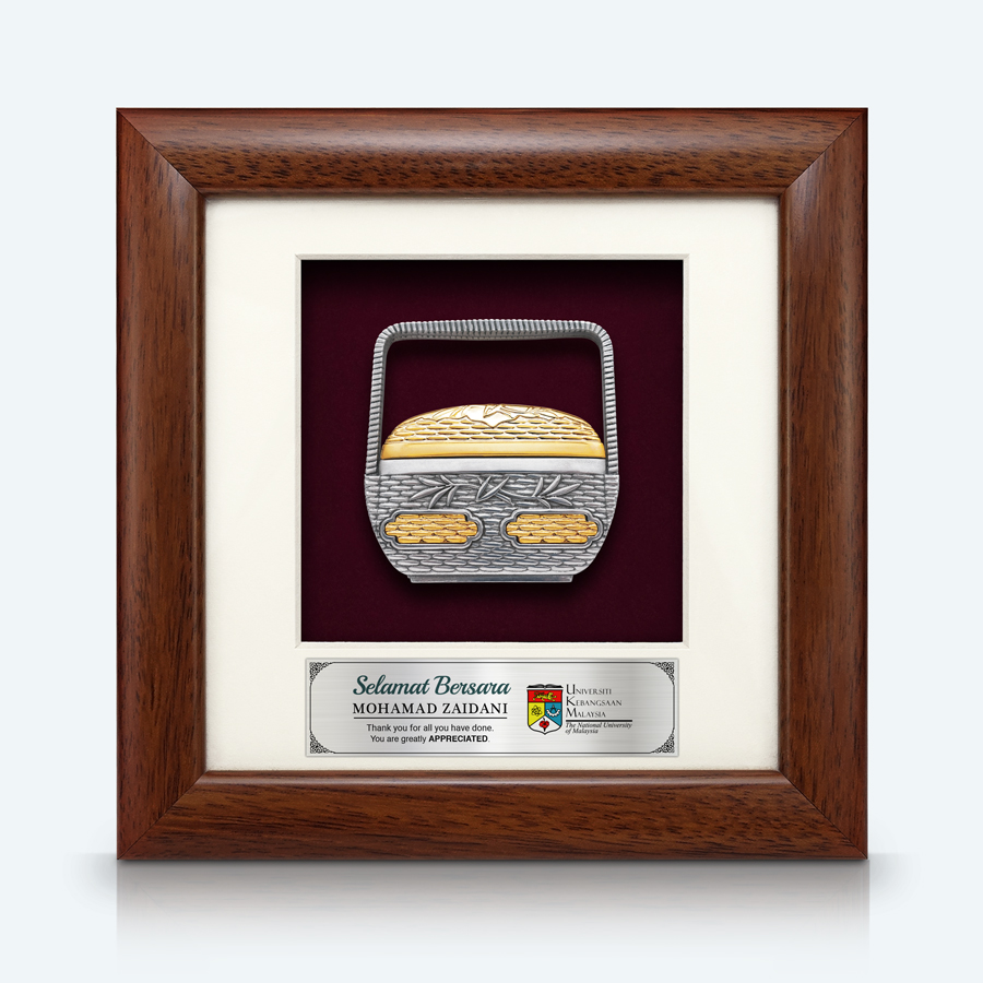 Bingkai solid pewter bersalut emas dengan motif Bakul Sia yang elegan