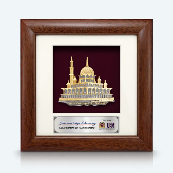 Bingkai Solid dengan Pewter Bersalut Emas menampilkan ukiran terperinci Masjid Putrajaya, cenderamata eksklusif dengan reka bentuk elegan dan kemasan mewah