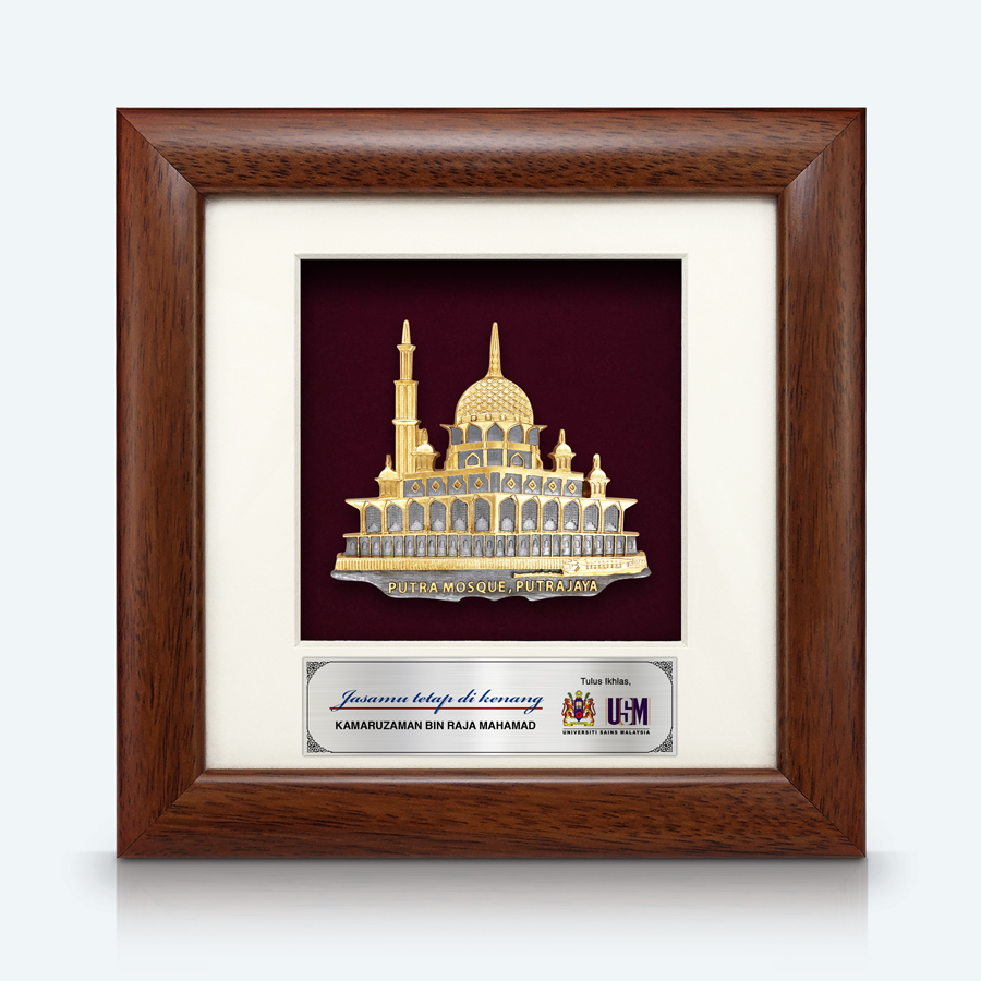 Bingkai Solid dengan Pewter Bersalut Emas menampilkan ukiran terperinci Masjid Putrajaya, cenderamata eksklusif dengan reka bentuk elegan dan kemasan mewah