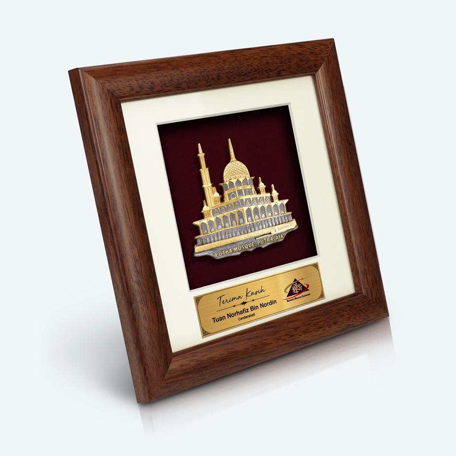 Hadiah eksklusif Bingkai Solid Pewter Masjid Putrajaya dengan reka bentuk seni bina terperinci dan kemasan emas yang berkilau, melambangkan keindahan Islam