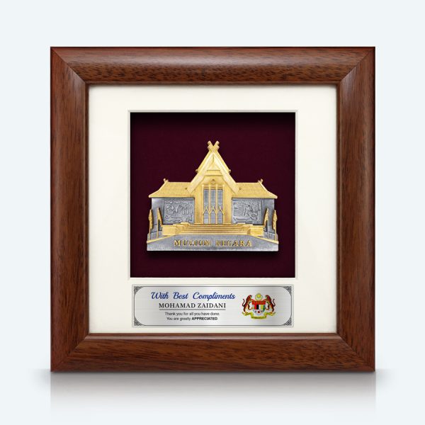 Bingkai Solid Pewter Bersalut Emas Muzium Negara dengan ukiran terperinci, sesuai sebagai hiasan mewah atau cenderamata eksklusif Malaysia.