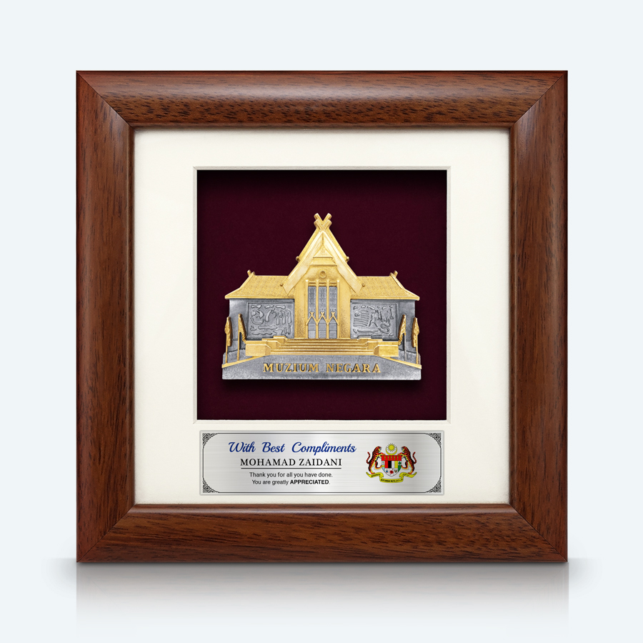 Bingkai Solid Pewter Bersalut Emas Muzium Negara dengan ukiran terperinci, sesuai sebagai hiasan mewah atau cenderamata eksklusif Malaysia.