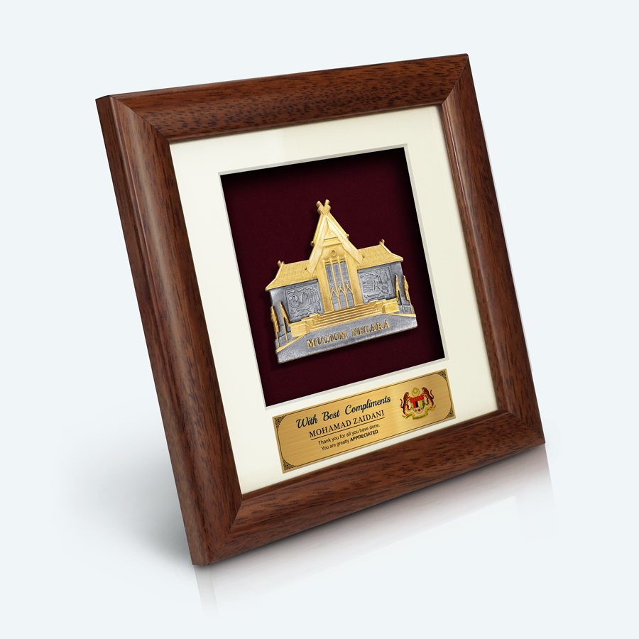 Bingkai premium Muzium Negara diperbuat daripada pewter berkualiti tinggi dengan kemasan emas, ideal untuk koleksi peribadi dan hadiah korporat