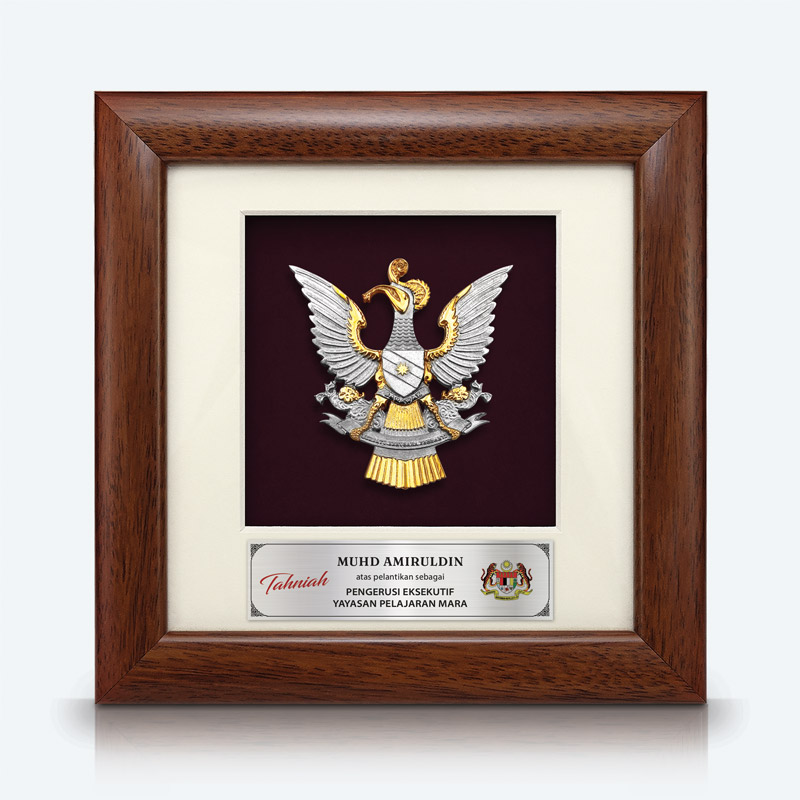 Lambang rasmi Sarawak dengan burung Kenyalang