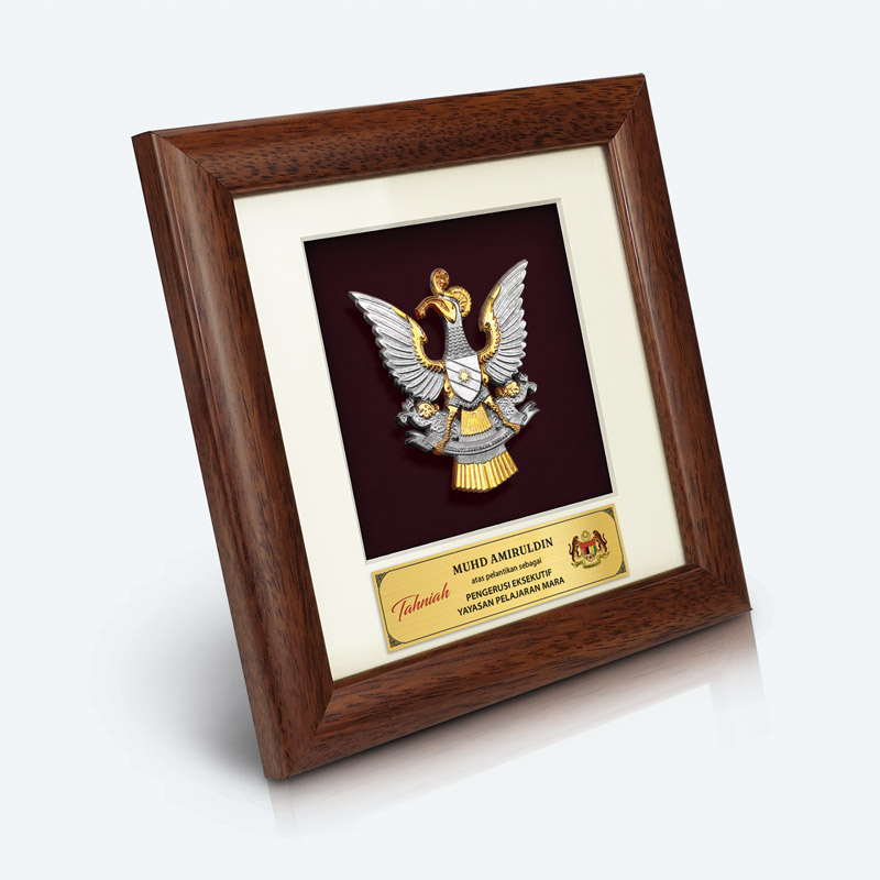 Lambang rasmi Sarawak dengan burung Kenyalang