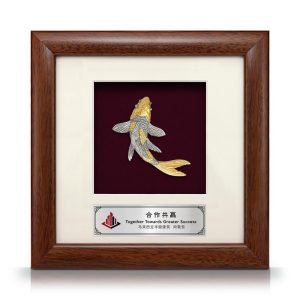 Cenderamata premium pewter ikan koi berlapis emas 24K