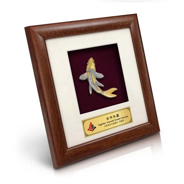 Cenderamata premium pewter ikan koi berlapis emas 24K
