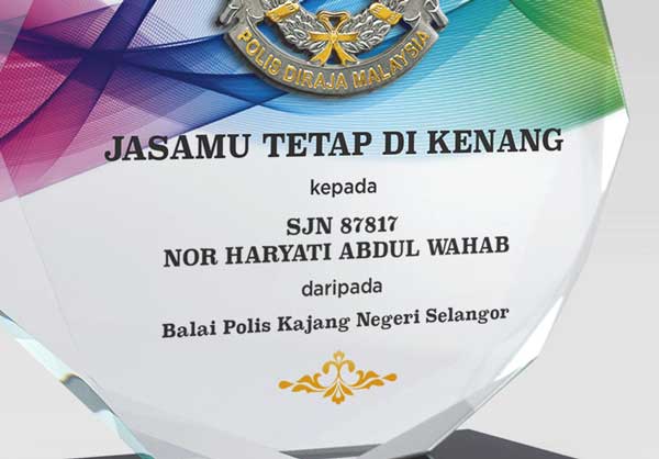 7" x 7.8" Round Crystal Awards with Gold Plated Pewter : Logo Police Diraja Malaysia (Polis PDRM) - Image 3