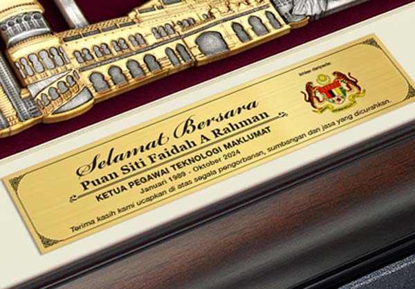 8.5" x 12" VIP Frame with Gold Plated Pewter : Malaysia Landmark - Image 4