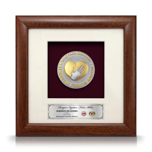 8” x 8” Bingkai Solid Bersadur Pewter Saduran Emas – Logo KKM Kementerian Kesihatan Malaysia