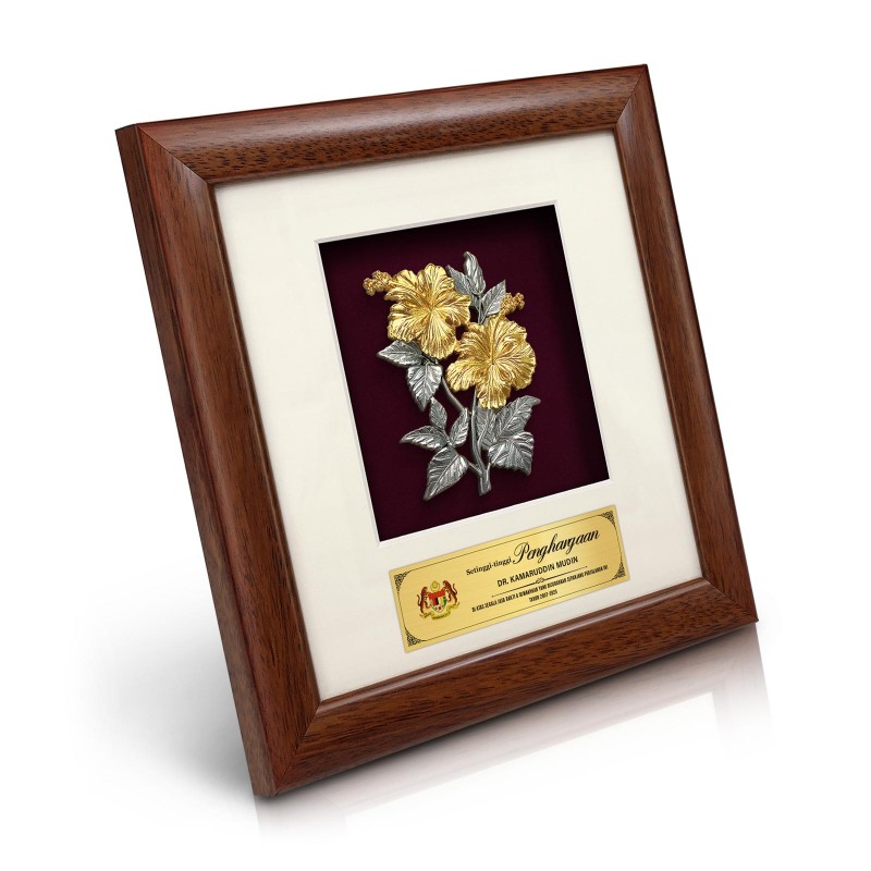 8” x 8” Bingkai Solid Bersadur Pewter Saduran Emas – Bunga Raya 2 Kuntum - Image 2