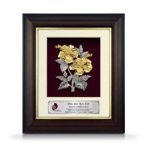 8.5” x 10” Bingkai Solid Bersadur Pewter Saduran Emas dengan Songket Eksklusif  – Bunga Raya 2 Kuntum