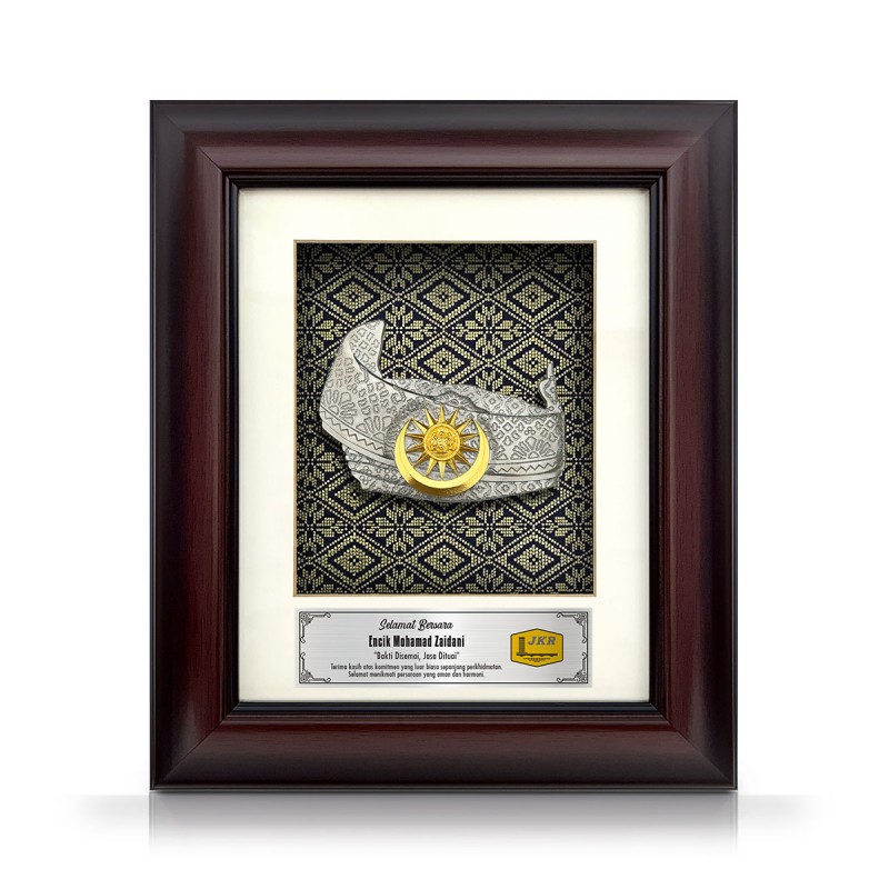 8.5” x 10” Bingkai Solid Bersadur Pewter Saduran Emas dengan Songket Eksklusif  – Tengkolok