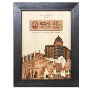 5” x 7” Bingkai Solid dengan Venir Kayu Royal Collage of Medicine Perak
