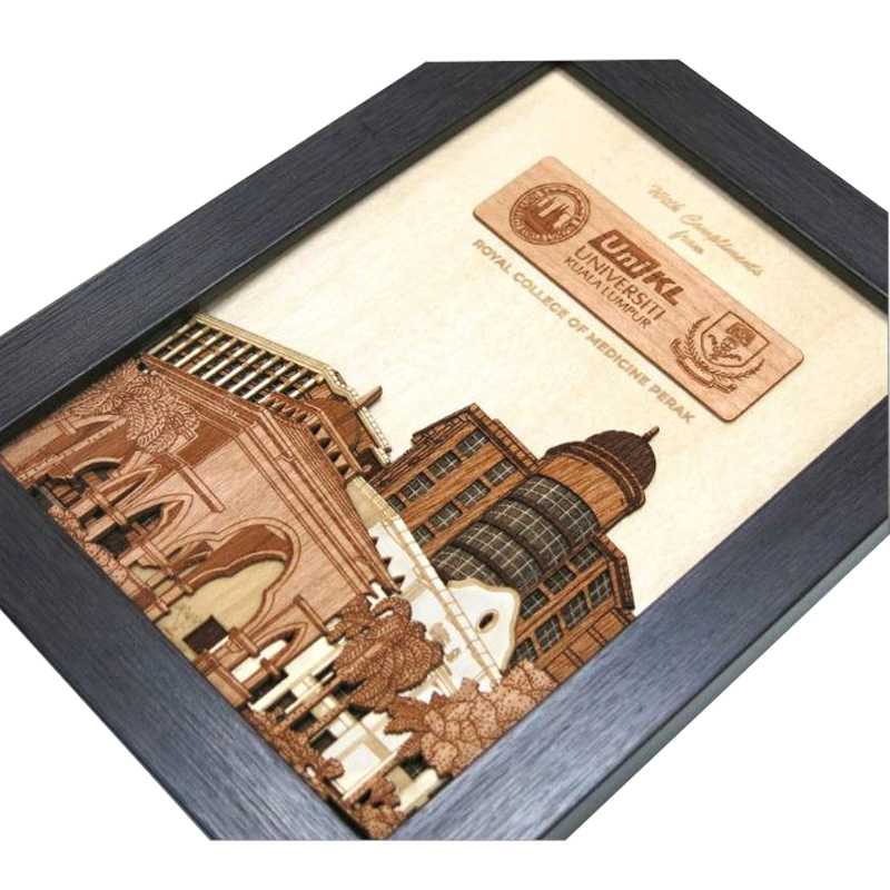 5” x 7” Bingkai Solid dengan Venir Kayu Royal Collage of Medicine Perak - Image 2